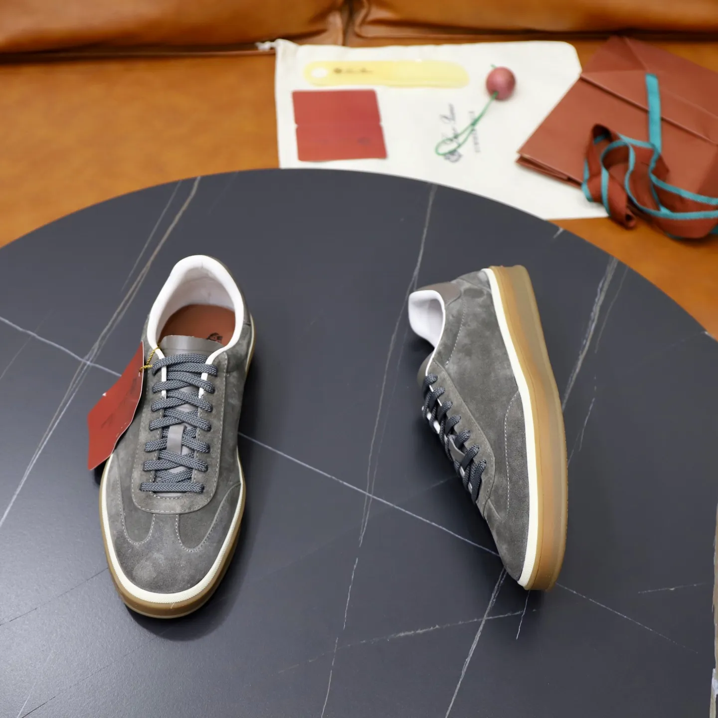 Ex-factory price: 560💰Loro Riana men’s moral training sneakers! Made from high-quality materials and designed in a low-cut silhouette, it offers an elegant and stylish look that's suitable for year-round wear. The unique double-layer sole aesthetic design, caramel cup-shaped outsole is decorated with off-white rubber trim, creating an attractive color combination. Pair with tailored pieces or jeans for a sophisticated yet casual look. The heel is decorated with soft cow leather tongue with Kummel color inserts and cotton laces with embossed LP logo. Upper: cow split suede. Lining: original thickened soft sheepskin. Size: 38-39-40-41-42-43-44 (customized in 45.46)
